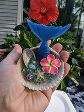 Load image into Gallery viewer, Mermaid tail trinket dish, trinket dish with sand chrysocolla and seashells
